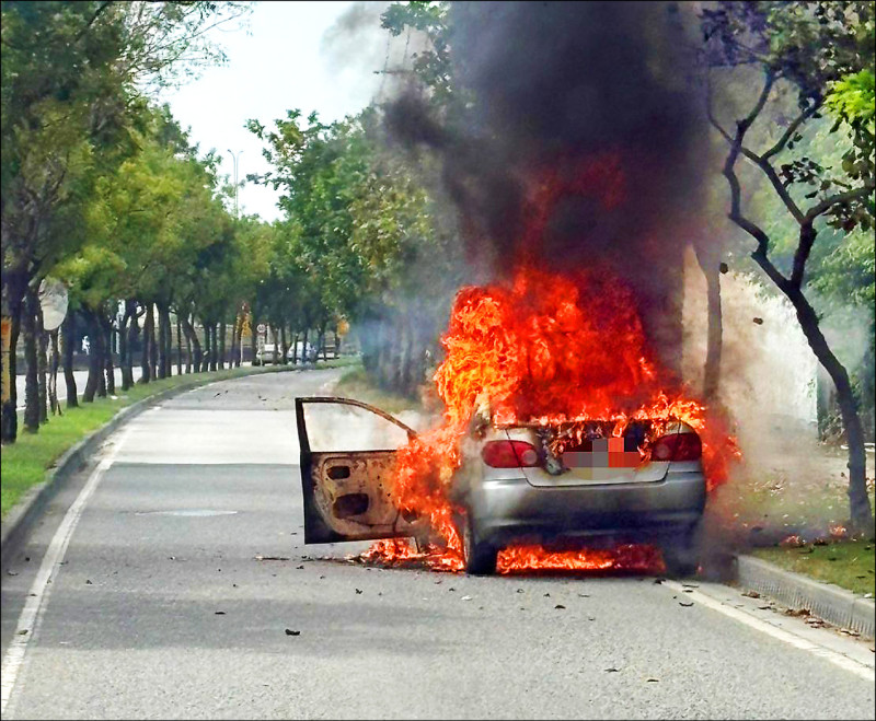 台中大里火燒車 車內驚見1焦屍