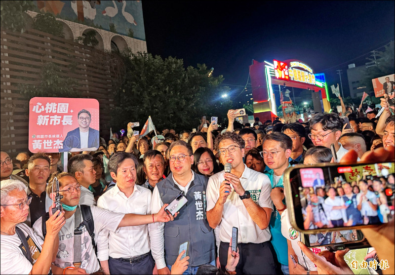 「洋流」合體黃世杰 中壢夜市爆人潮