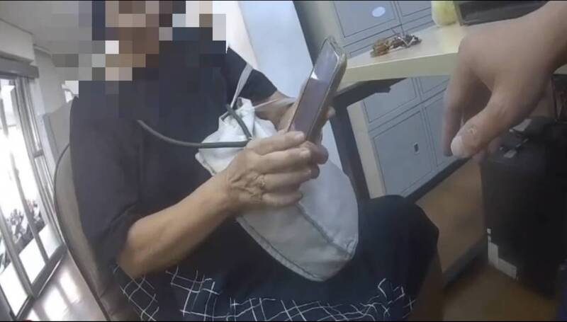 高雄婦誤信假檢警險失11萬 警方即時攔阻詐騙