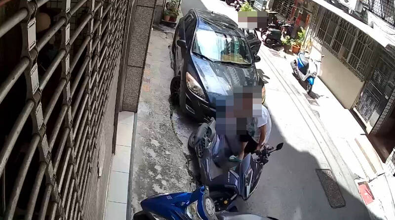 男子路邊停車撞倒機車扶起就走……這下慘了