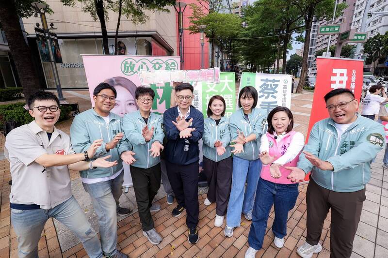 選前68天 高雄綠營「七隆珠」集結左營創意拜票