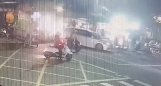 竹東市場驚魂倒車暴衝撞4人!瓦斯管斷裂烤爐噴火驚悚瞬間