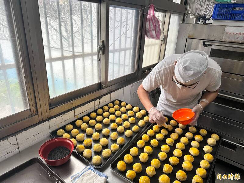 中秋限定!基隆看守所鐵窗牌蛋黃酥超夯 製作手法大公開