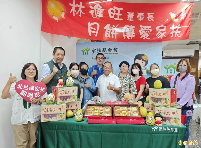 企業老董持續送愛18年 捐助中秋月餅、文旦上萬盒