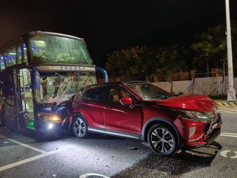 旅行團花蓮遊畢北返 遊覽車連環撞二車