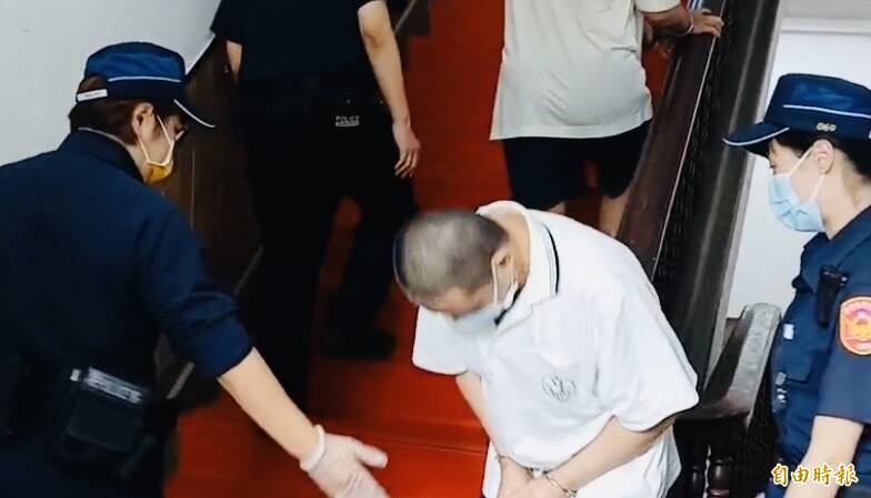 勒索不成潑油燒死鄰居判無期 2惡男鞠躬求原諒、稱只是想嚇人