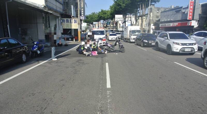 女子開車疑碰撞 同向騎機車婦人跌倒受傷
