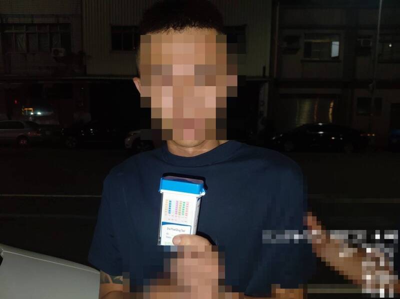 汽車深夜突停內側快車道 高雄毒駕男睡到流口水