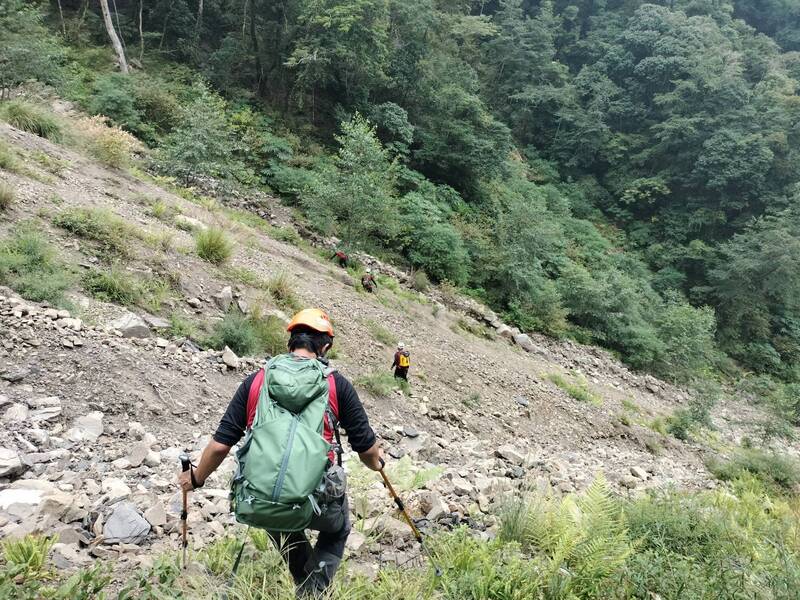 獨爬山友霞喀羅步道遇崩塌體力不支 搜救隊徹夜挺進救出