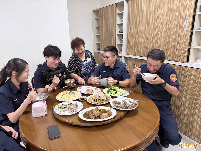 有一種餓叫做「李媽」怕你餓!北市敦南派出所飄香27載 她月底將榮退