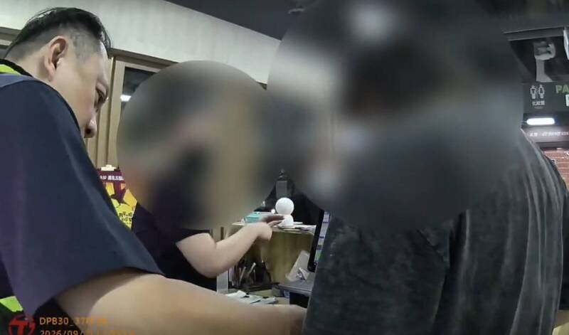 不滿指甲銼刀一用就壞! 衝量販店退貨爆衝突 亮刀揮舞嚇壞民眾