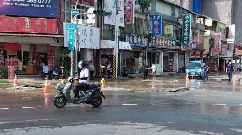 高雄水管突爆裂多處破洞淹路面 警方緊急管制交通
