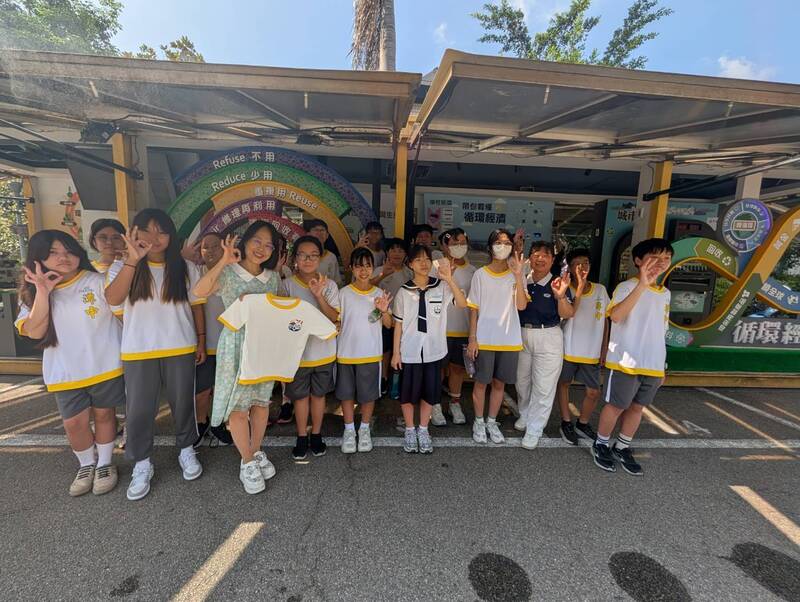 潭子國中60週年校慶 慈濟循環經濟行動車開進校園