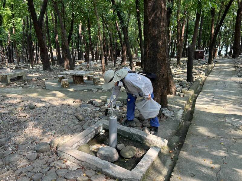 中秋賞月防登革熱 高雄動員志工清除4.2萬個積水容器