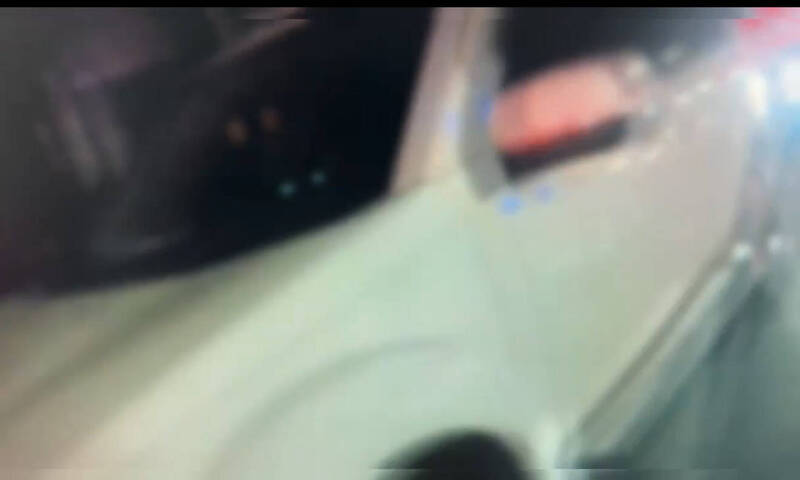 深夜攔查沒開大燈休旅車被撞 警朝酒駕男開2槍路人嚇壞