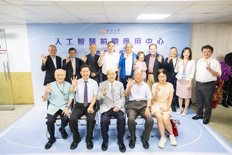東吳導入輝達伺服器並結合全息投影 成立「人工智慧前瞻應用中心」生成校長分身