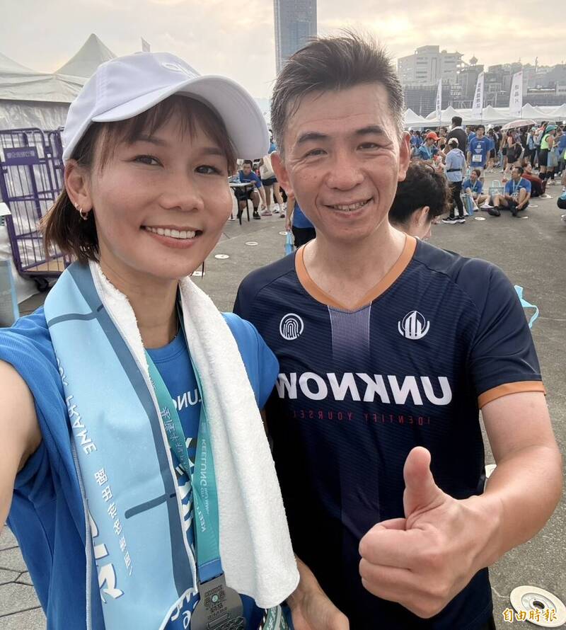 市議員陳宜(左)也完賽。(記者俞肇福攝) 市議員陳宜(左)也完賽。(記者俞肇福攝)