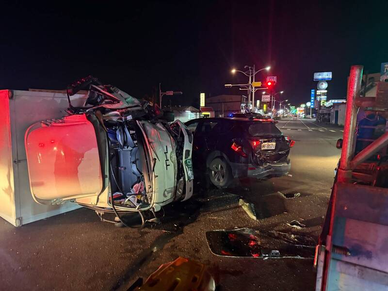 枋寮三岔路口3車追撞、貨車翻覆 1駕駛左大腿骨折