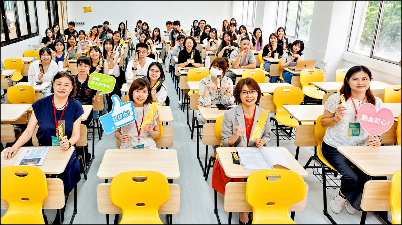 非退休辭職教師 平均每年258人