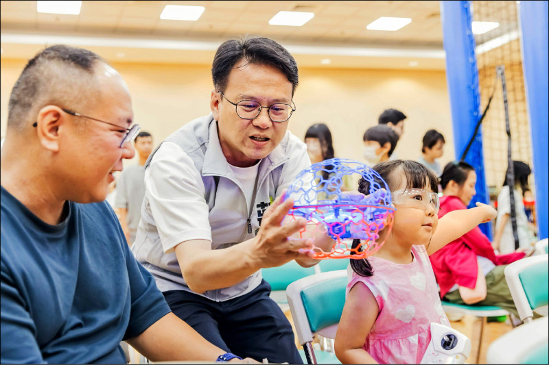 讓孩子體驗科技 莊競程辦無人機足球