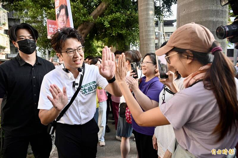 洋流不到6點集結 沈伯洋花襯衫爆紅:還沒選上就想努力帶動商機