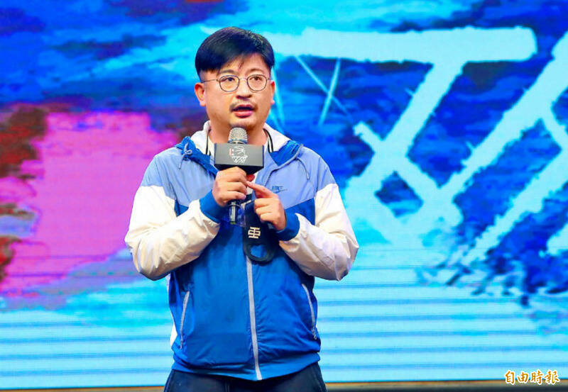 藍白控「綠營送炒麵」 四叉貓嗆:謝典霖用公款請客還送洋酒蛋黃酥