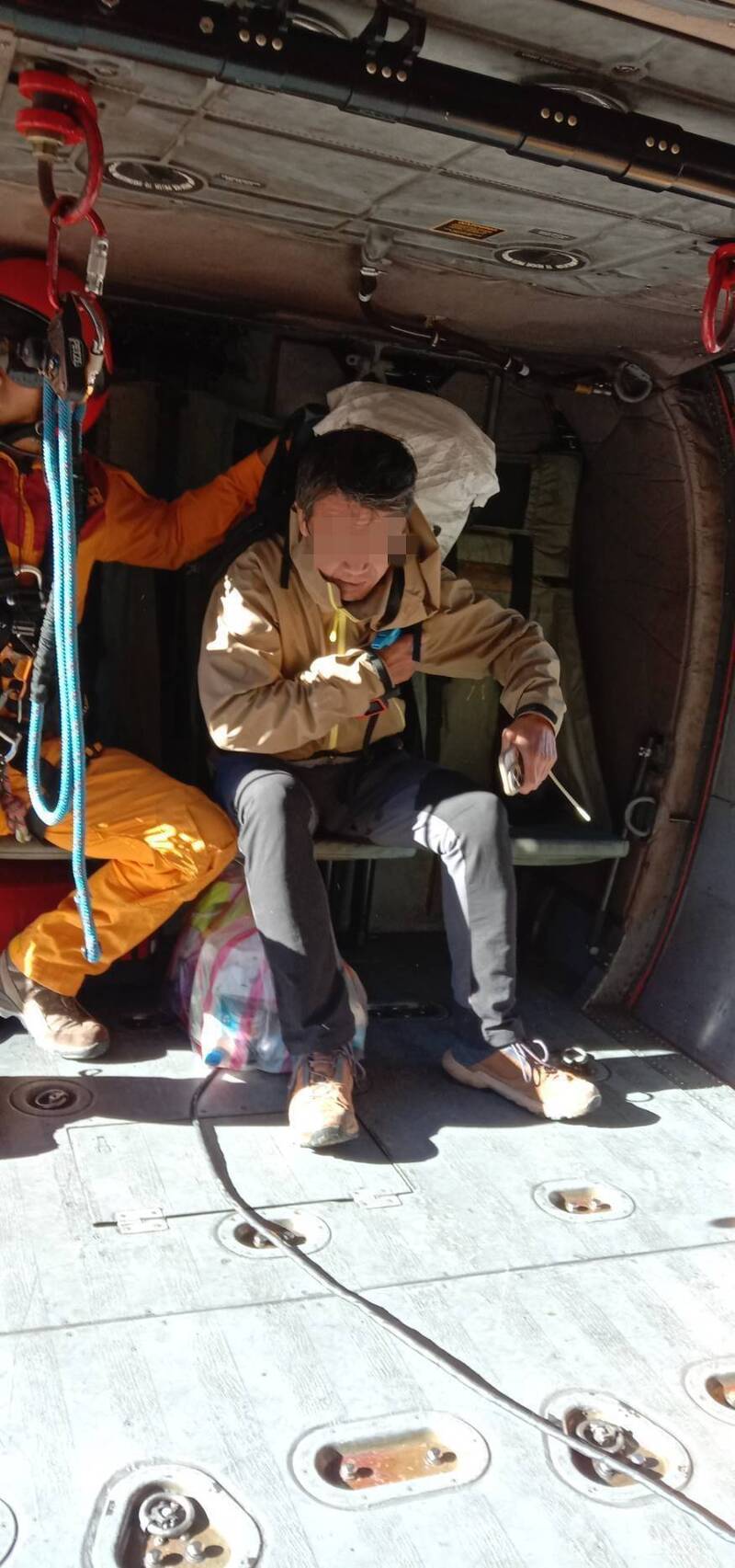 男子攀登南湖大山跌倒腳傷 空勤直升機救援
