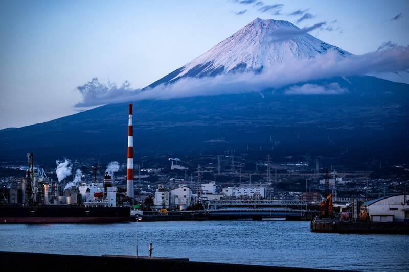 富士山管制後擁擠未解 日環境省擬以紅外線計數器驗成效