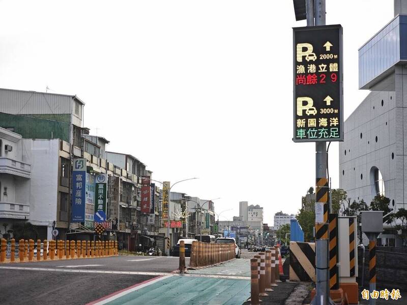 假日車位難找、排到天荒地老 東港引入智慧停車看板