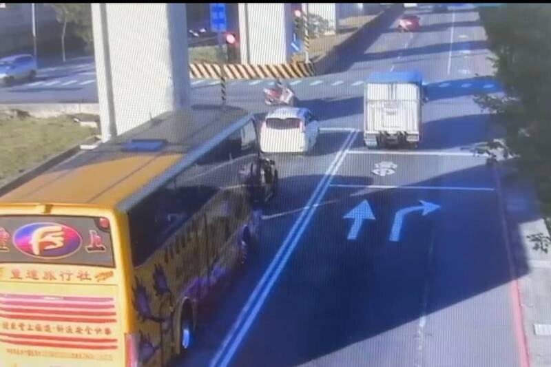 桃園楊梅機車與小貨車事故 機車瞬間成火球、19歲騎士不治