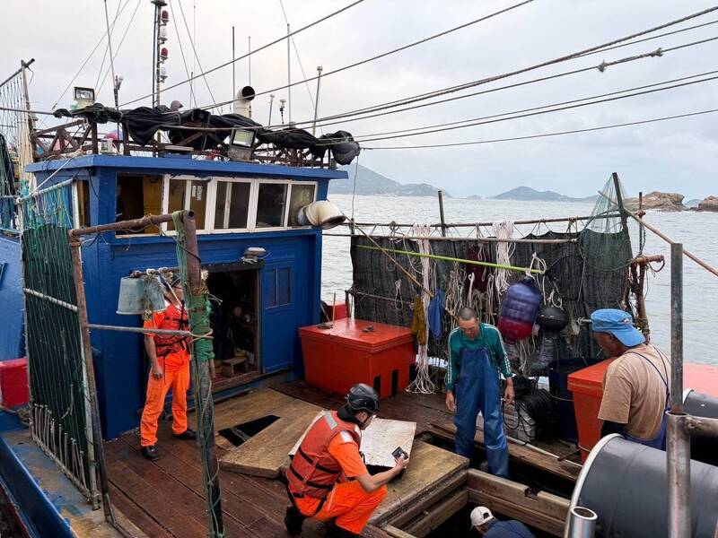 海巡秋節前馬祖海域威力掃蕩 驅離中國越界船2艘、查獲1通緝犯