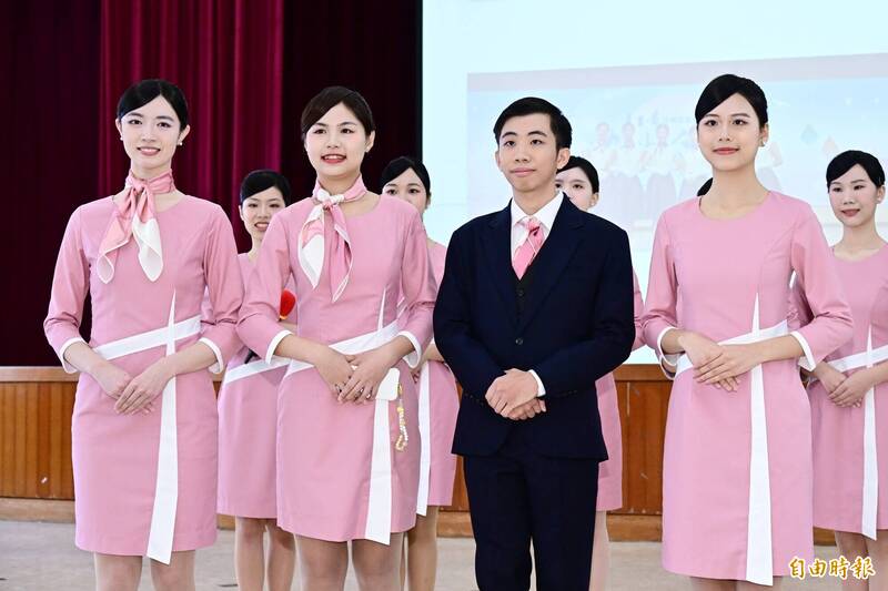 粉紅制服吸睛 國北教大芝山親善大使投入國慶禮賓任務