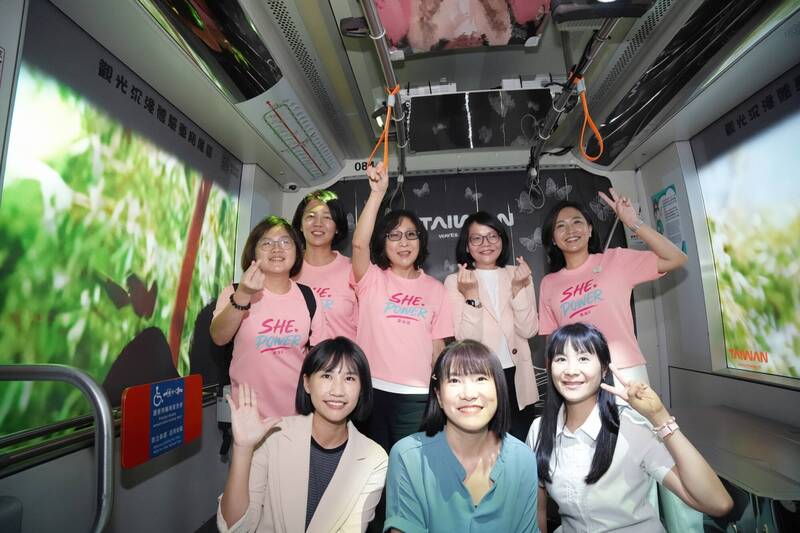 高雄市議長康裕成率跨世代女力隊 開箱「喔熊輕軌」漫遊城市