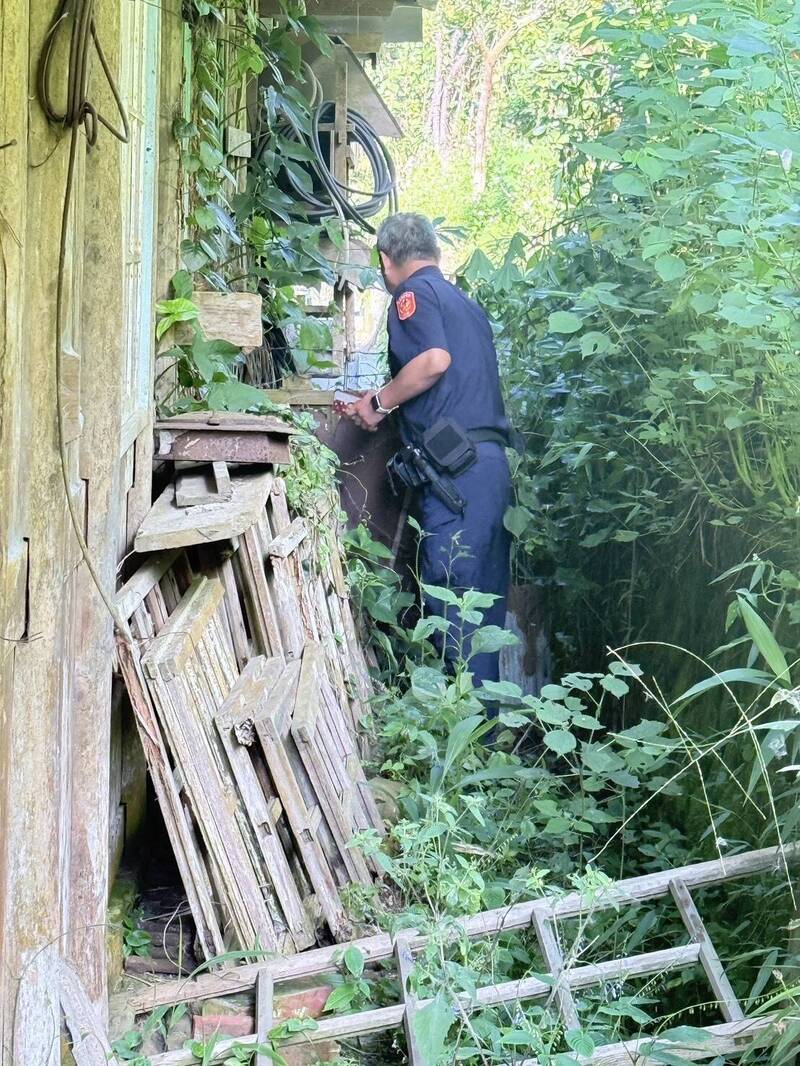7旬翁割草失足受困水溝 竹崎警漏夜搜救助脫困