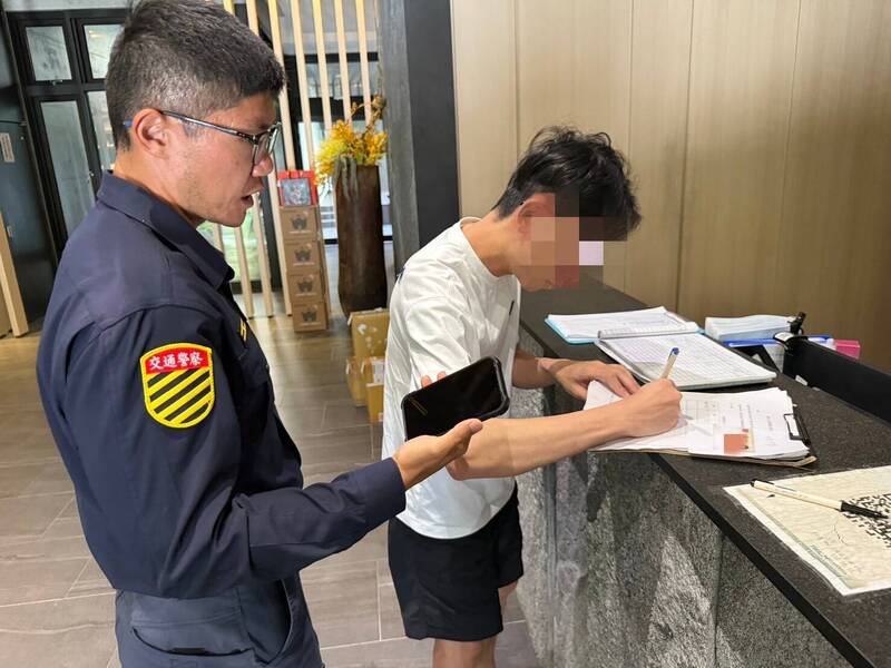 iPhone手機忘拿「提示聲」響不停 多元計程車、員警接力物歸原主