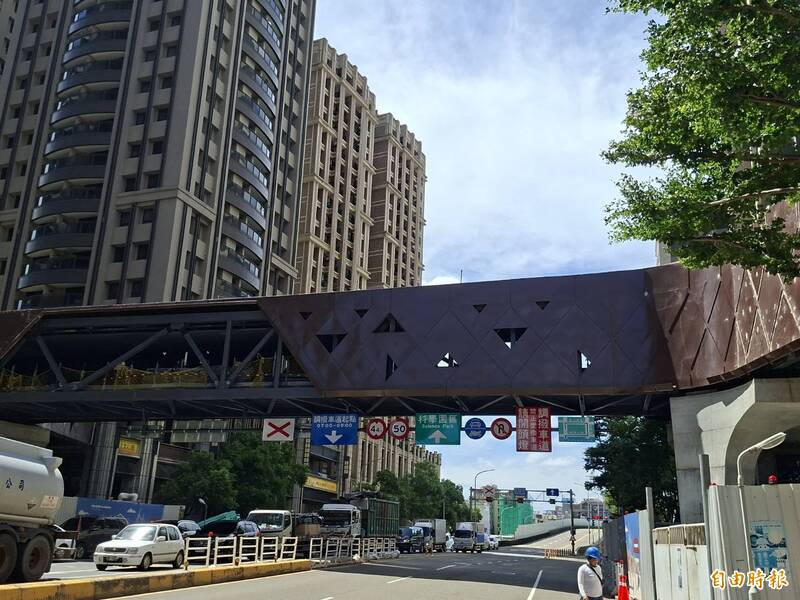 竹市1.2億慈雲空橋被嫌「蟑螂色鐵鏽長廊」 市府將重選顏色
