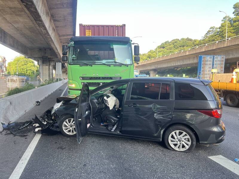 變換車道未注意釀禍 國1北向東湖段2貨櫃車、1轎車撞一團