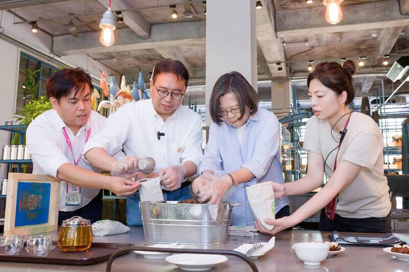 民進黨桃園市長參選人黃世杰（左二）化身桃園在地嚮導，陪同前總統蔡英文（右二）走訪大溪老茶廠邊製茶邊聊天。（黃世杰競辦提供）