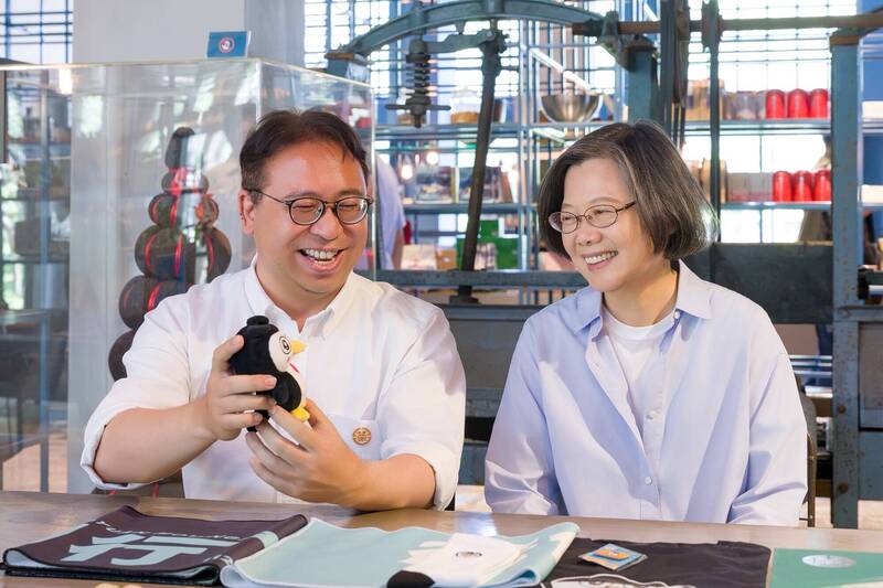 民進黨桃園市長參選人黃世杰（左）向前總統蔡英文（右）「開箱」他的競選募款小物。（黃世杰競辦提供）