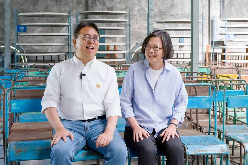 黃世杰化身在地嚮導!蔡英文重返大溪老茶廠喊話「我都選上總統,市長你也要選上」