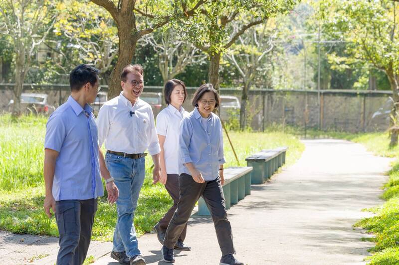 民進黨桃園市長參選人黃世杰（左二）化身桃園在地嚮導，陪同前總統蔡英文（右）走訪大溪老茶廠邊製茶邊聊天。（黃世杰競辦提供）