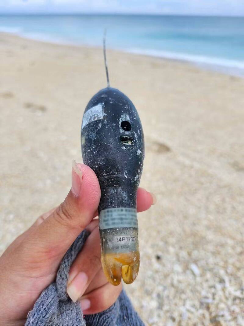 淨灘拾獲鯨鯊追蹤器 海大研究員跨海領取失物