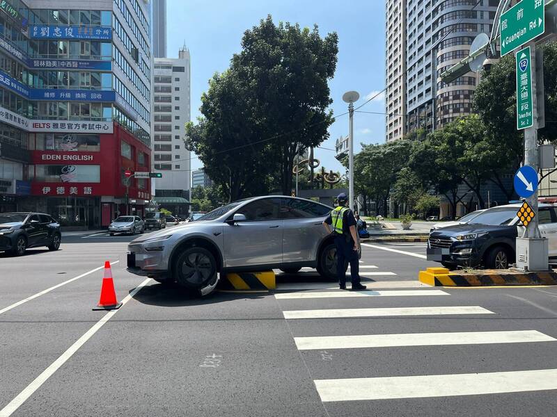 3天2撞!台中這路口特斯拉左轉卡庇護島 網驚:專殺切西瓜?