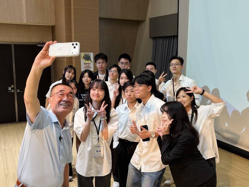 赴台北大學演講!李四川憶漁村出身「苦過不忘他人苦」