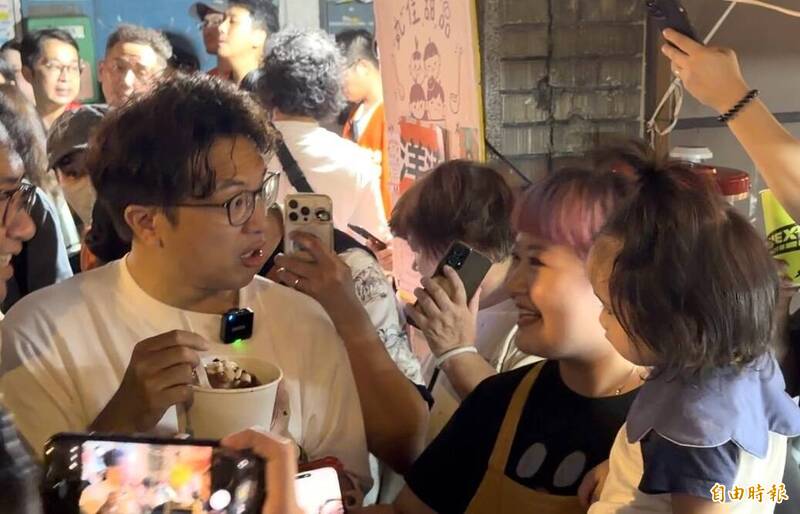 蔥抓餅翻版!沈伯洋快閃延三夜市 店家快手送剉冰邀簽名吸買氣