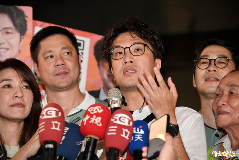 沈伯洋突襲!記者聯訪無預警推銷延三夜市美食、歷史 網:超會