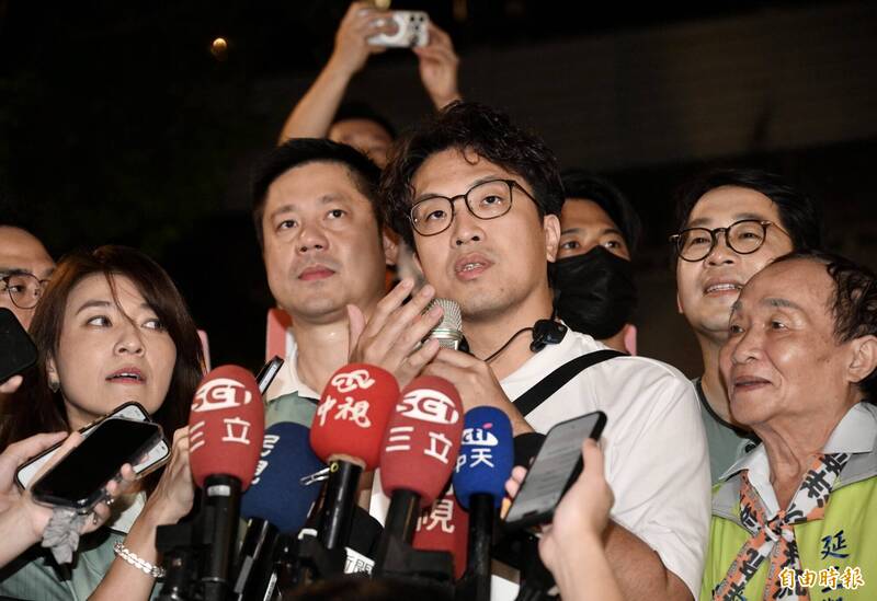 開玩笑怕把羹弄太甜!沈伯洋與中山大同+山原議員參選人延三夜市掃街