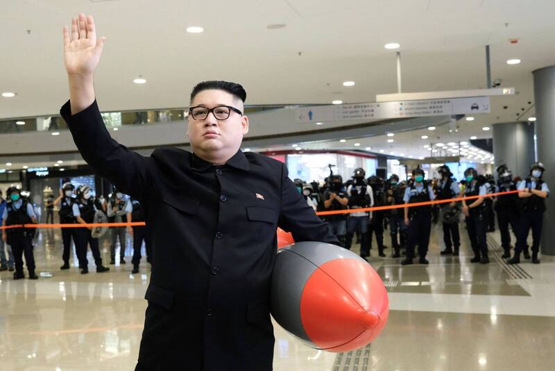 金正恩模仿者現身亞運場館!呼籲要避免北韓人遭到洗腦