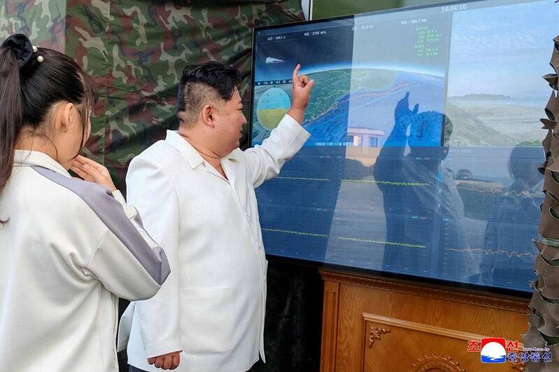金正恩父女現場觀摩!北韓宣布新型武器試驗成功 武器型號曝