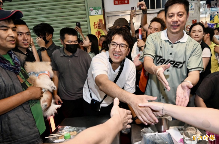 沈伯洋只落後蔣萬安1.2%!突襲延三夜市「不敢太早公布」原因曝